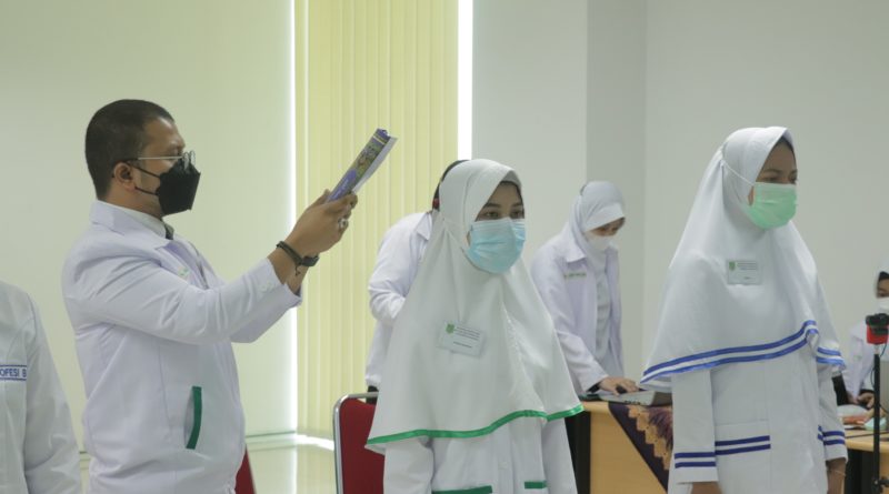 Read more about the article Jelang Praktik, Mahasiswa Pendidikan Profesi Fikes Ikuti Capping Day