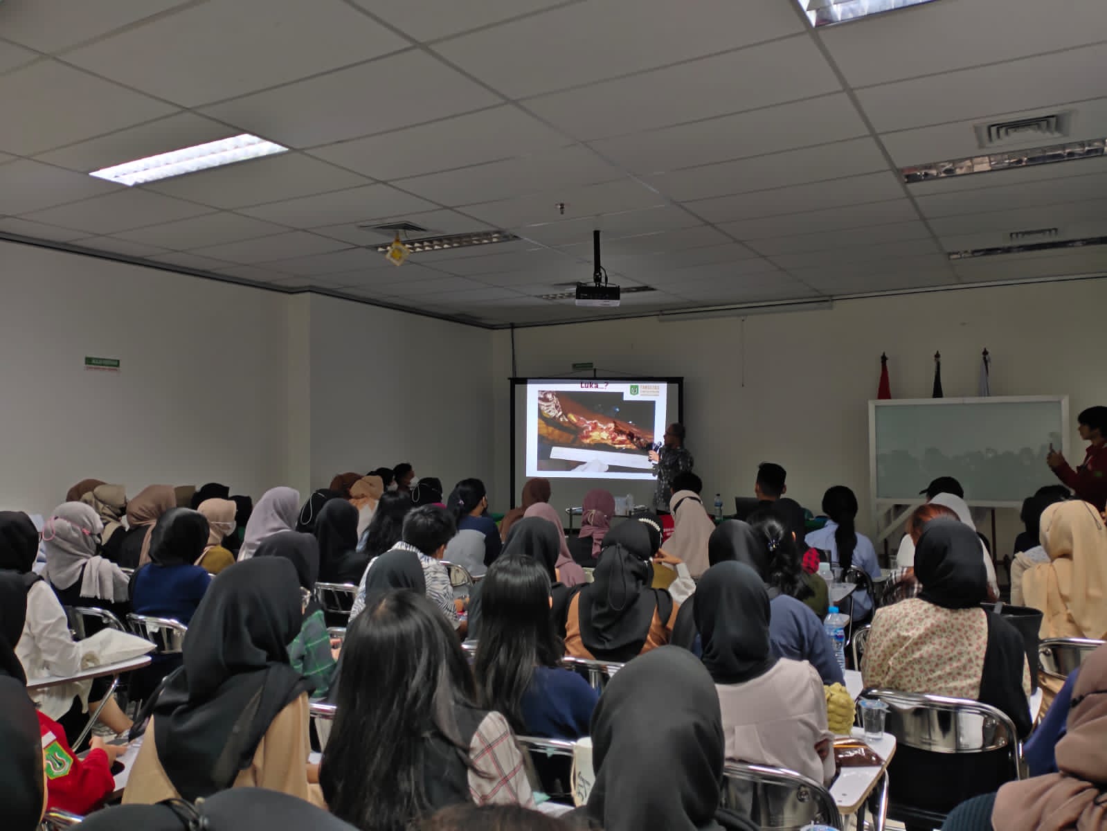 Read more about the article Seminar PELUMAS (Perawatan Luka pada Masyarakat) Oleh Himpunan Mahasiswa Keperawatan